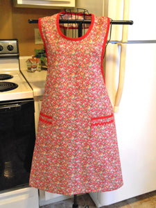 Old Fashioned Grandma Style Red and Green Calico Floral Apron in XL