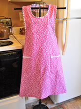 Load image into Gallery viewer, Grandma Vintage Style Full Apron in a Pink Daisy Floral size Large