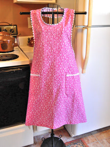 Grandma Vintage Style Full Apron in a Pink Daisy Floral size Large