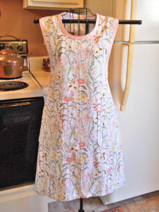 Old Fashioned Grandma Style Apron with Vintage Flowers in size Large
