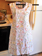 Load image into Gallery viewer, Old Fashioned Grandma Style Apron with Vintage Flowers in size Large