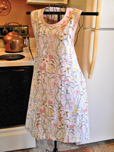 Old Fashioned Grandma Style Apron with Vintage Flowers in size Large
