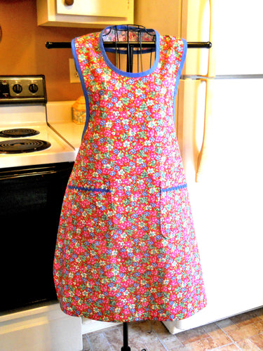 Grandma Old Fashioned Handmade Apron in Red Floral size Medium