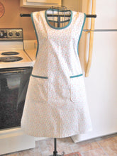 Load image into Gallery viewer, Women&#39;s Old Fashioned Full Apron in Ivory and Green size XL