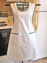 Load image into Gallery viewer, Women&#39;s Old Fashioned Full Apron in Ivory and Green size XL