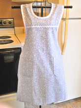 Load image into Gallery viewer, Vintage Style Full Apron in Grayish Blue Floral size Medium