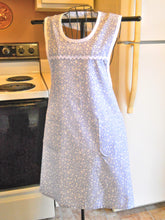 Load image into Gallery viewer, Vintage Style Full Apron in Grayish Blue Floral size Medium
