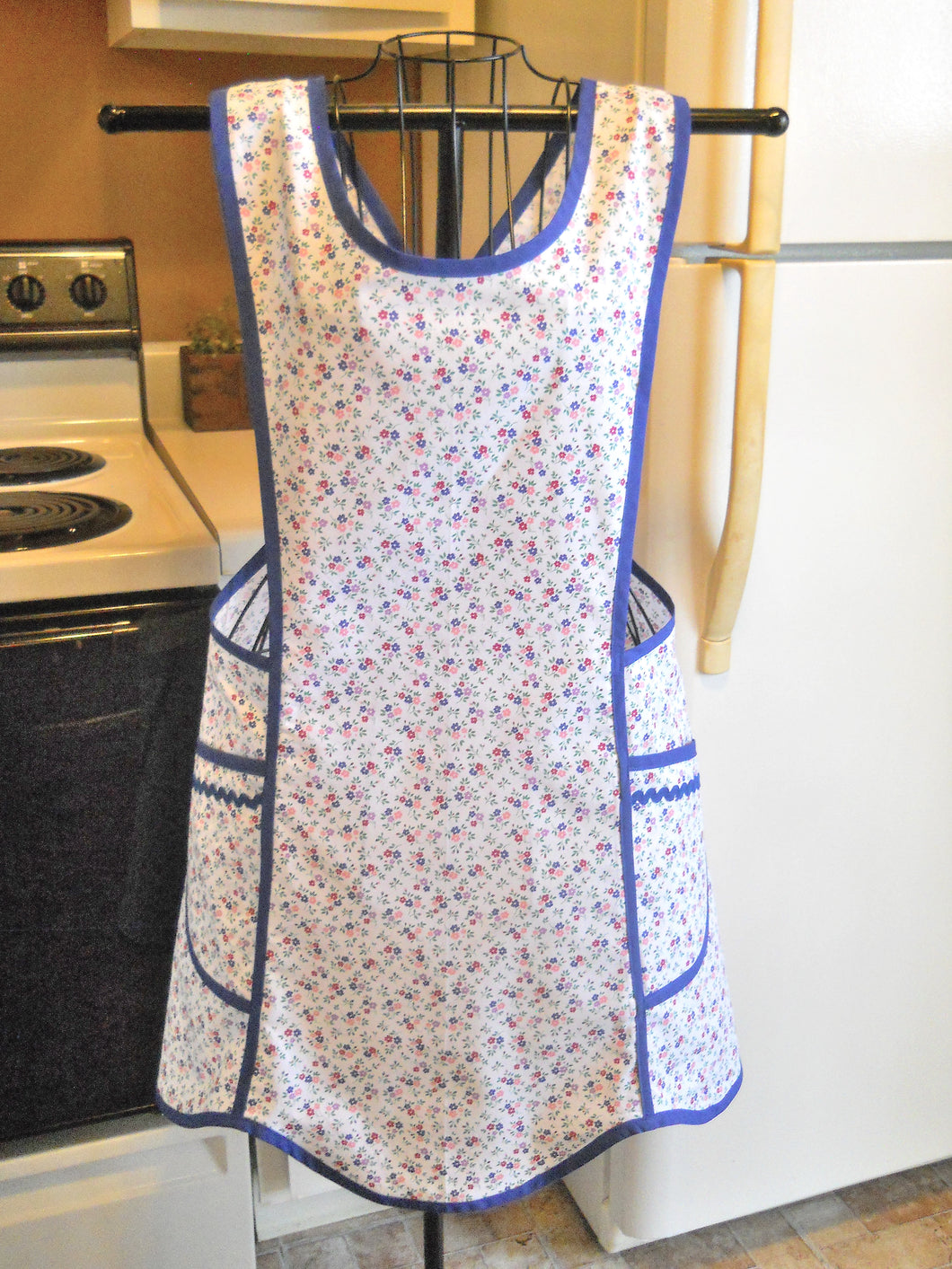 Vintage Style Crossover No Tie Apron in Blue size Medium