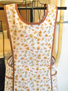 Old Fashioned Crossover No Tie Apron with Leaves in Medium