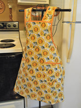 Load image into Gallery viewer, Women&#39;s Vintage Style Apron with Sunflowers in Large